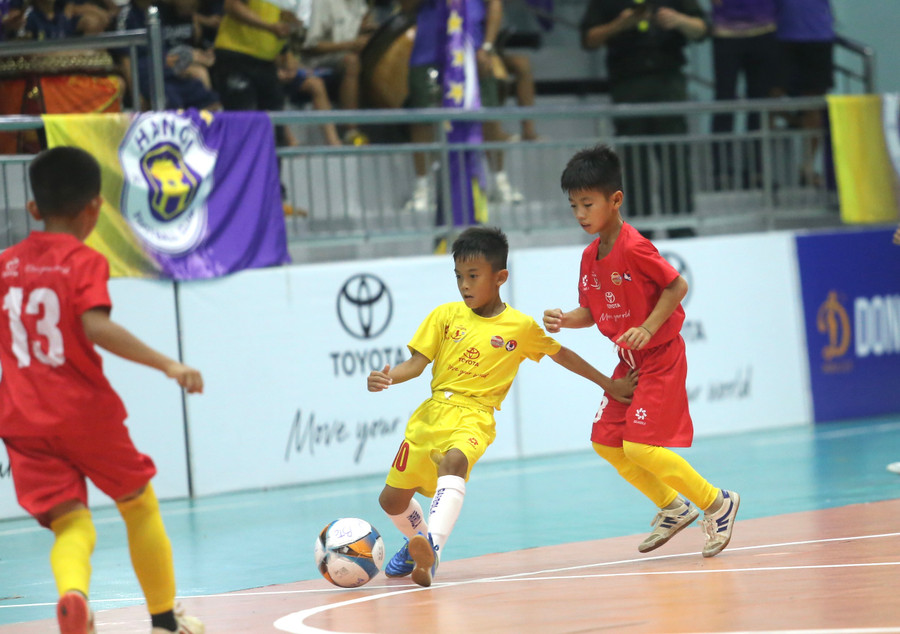 U9 Hà Nội (giữa) không cho U9 Đắk Nông cơ hội tạo nên bất ngờ. Ảnh: Văn Ngọc U9 Hà Nội (giữa) không cho U9 Đắk Nông cơ hội tạo nên bất ngờ. Ảnh: Văn Ngọc