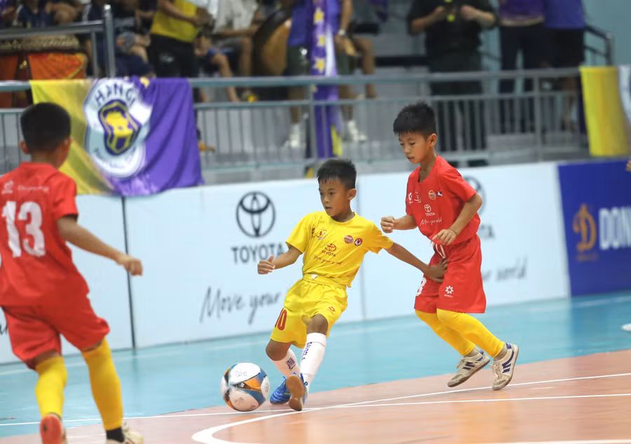 U9 Hà Nội (giữa) không cho U9 Đắk Nông cơ hội tạo nên bất ngờ. Ảnh: Văn Ngọc