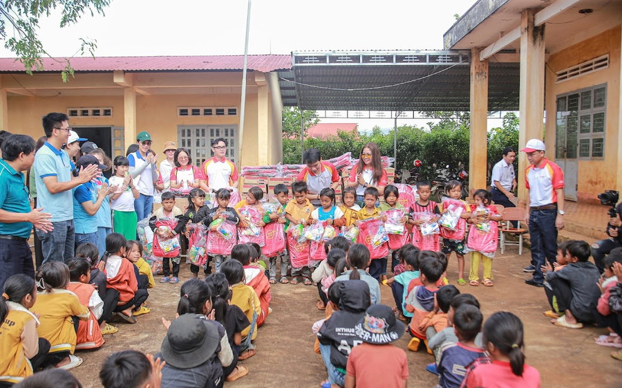 Hàng trăm suất quà đã được trao tặng cho các em học sinh tại huyện Chư Păh sau giải đấu lần thứ I. Ảnh: Văn Ngọc