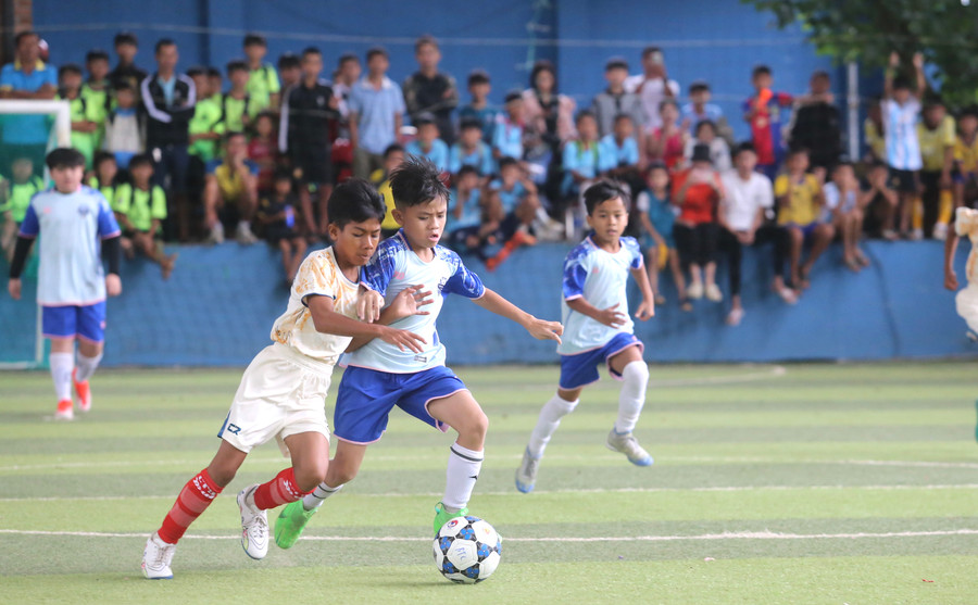 Các trận đấu diễn ra trên sân bóng đá mini 5 người. Ảnh: Văn Ngọc