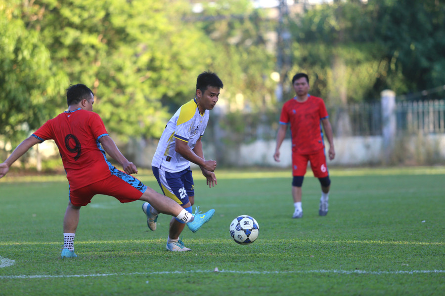 Giải đấu đã quy tụ gần 100 cầu thủ của 6 đội bóng tranh tài. Ảnh: Văn Ngọc Giải đấu đã quy tụ gần 100 cầu thủ của 6 đội bóng tranh tài. Ảnh: Văn Ngọc