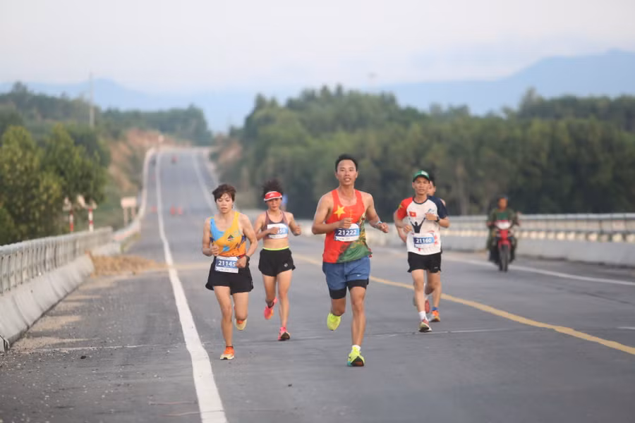 Cung đường giải chạy năm nay mang nhiều thử thách với các VĐV. Ảnh: Văn Ngọc Cung đường giải chạy năm nay mang nhiều thử thách với các VĐV. Ảnh: Văn Ngọc