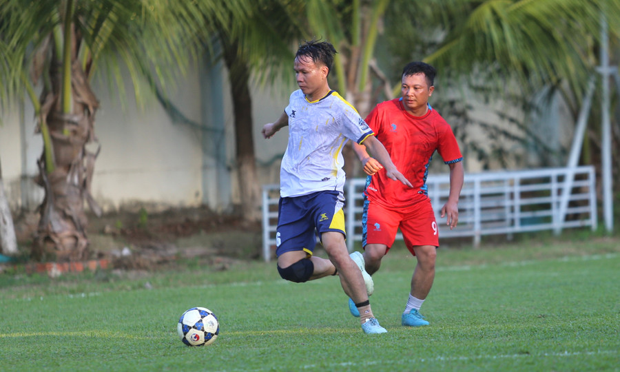 Đội Cảnh sát Giao thông-Trật tự (trái) đã có màn lội ngược dòng ấn tượng. Ảnh: Văn Ngọc Đội Cảnh sát Giao thông-Trật tự (trái) đã có màn lội ngược dòng ấn tượng. Ảnh: Văn Ngọc