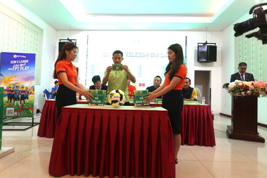Ban tổ chức đã tiến hành bốc thăm để chia bảng xếp lịch thi đấu. Ảnh: Văn Ngọc Ban tổ chức đã tiến hành bốc thăm để chia bảng xếp lịch thi đấu. Ảnh: Văn Ngọc