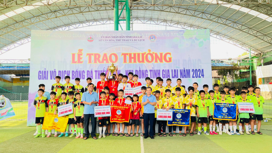 Ban tổ chức trao giải cho các đội bóng giành thứ hạng cao ở lứa tuổi Thiếu niên. Ảnh: Văn Ngọc Ban tổ chức trao giải cho các đội bóng giành thứ hạng cao ở lứa tuổi Thiếu niên. Ảnh: Văn Ngọc