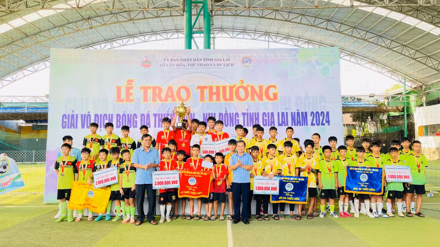 Ban tổ chức trao giải cho các đội bóng giành thứ hạng cao ở lứa tuổi Thiếu niên. Ảnh: Văn Ngọc