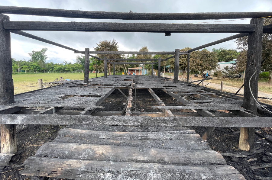 Nhà rông sừng sững chỉ còn là một khung cảnh hoang tàn sau vụ hỏa hoạn. Ảnh: Văn Ngọc