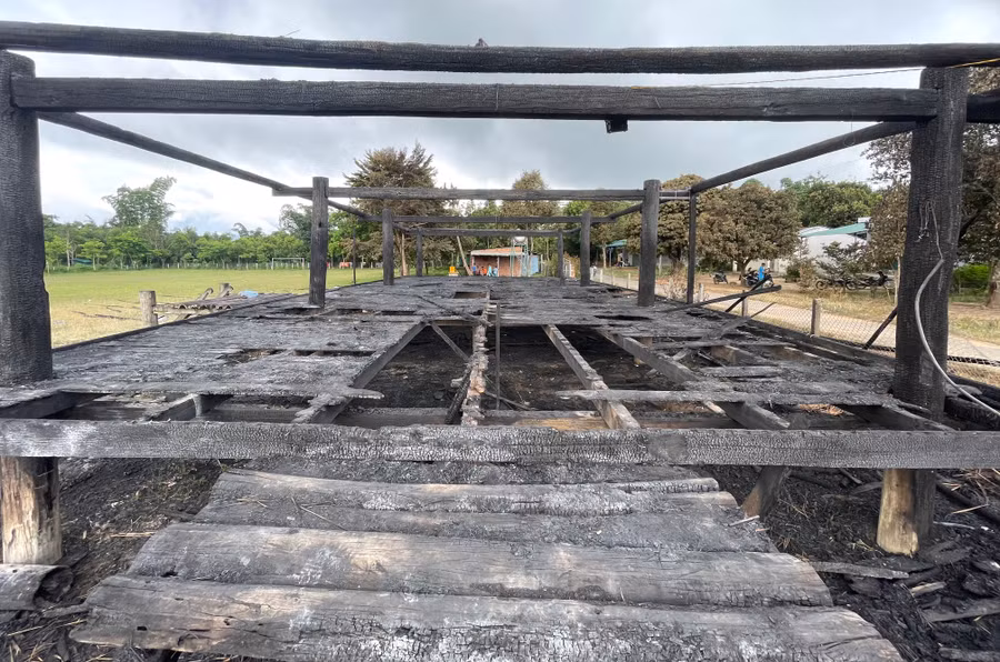 Nhà rông sừng sững chỉ còn là một khung cảnh hoang tàn sau vụ hỏa hoạn. Ảnh: Văn Ngọc Nhà rông sừng sững chỉ còn là một khung cảnh hoang tàn sau vụ hỏa hoạn. Ảnh: Văn Ngọc