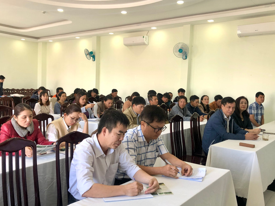 Các đại biểu dự Hội nghị tổng kết dự án khuyến nông: Xây dựng mô hình quản lý dịch hại tổng hợp trên chanh leo gắn với tiêu thụ sản phẩm cho các tỉnh phía Bắc và Tây Nguyên. Ảnh: Lê Nam
