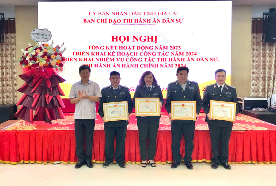 Phó Chủ tịch UBND tỉnh Nguyễn Hữu Quế trao bằng khen của Bộ trưởng Bộ Tư pháp cho các tập thể,cá nhân có bề dày thành tích, đóng góp tích cực cho công tác THADS. Ảnh: Lê Nam