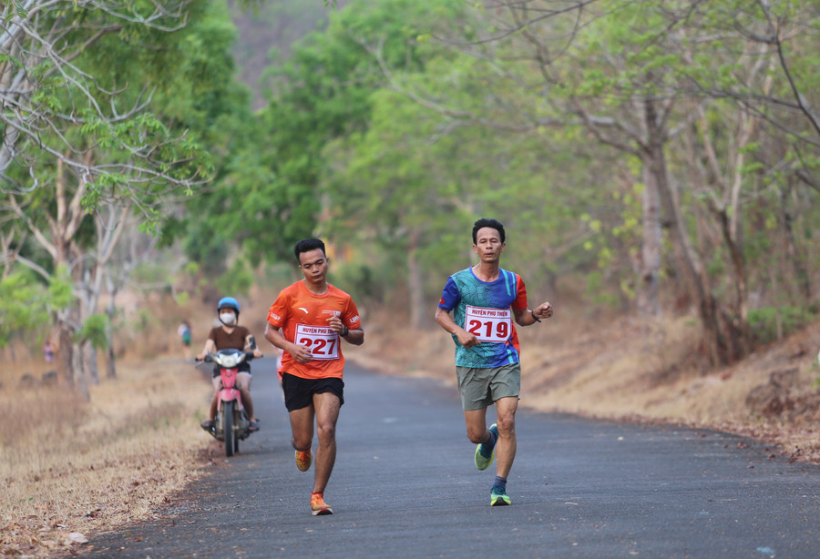 Cung đường trải qua những tán cây xanh mát. Ảnh: Văn Ngọc Cung đường trải qua những tán cây xanh mát. Ảnh: Văn Ngọc
