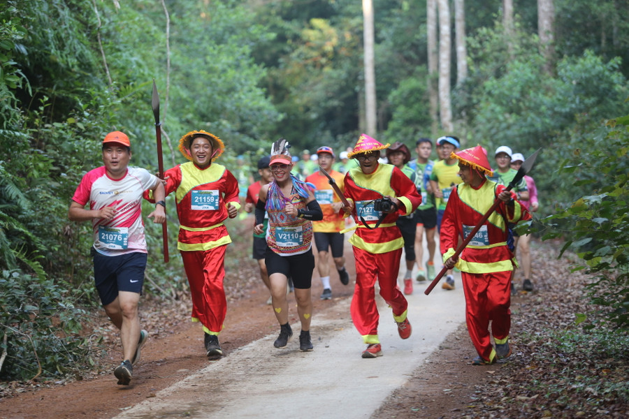 Màn cosplay độc đáo của các runner. Ảnh: Văn Ngọc Màn cosplay độc đáo của các runner. Ảnh: Văn Ngọc