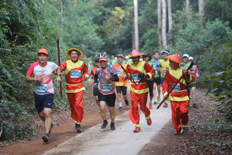 Màn cosplay độc đáo của các runner. Ảnh: Văn Ngọc