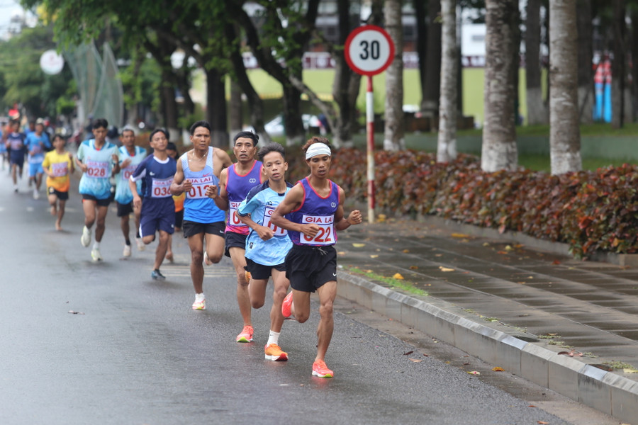 Các VĐV của Đak Đoa luôn ở trong tốp đầu ngay từ những km đầu tiên. Ảnh: Văn Ngọc Các VĐV của Đak Đoa luôn ở trong tốp đầu ngay từ những km đầu tiên. Ảnh: Văn Ngọc