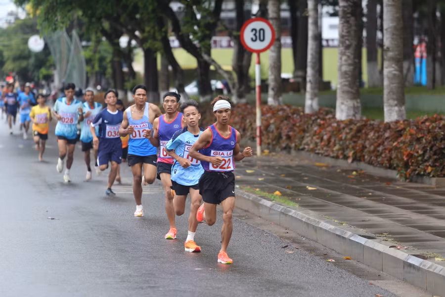 Các VĐV của Đak Đoa luôn ở trong tốp đầu ngay từ những km đầu tiên. Ảnh: Văn Ngọc