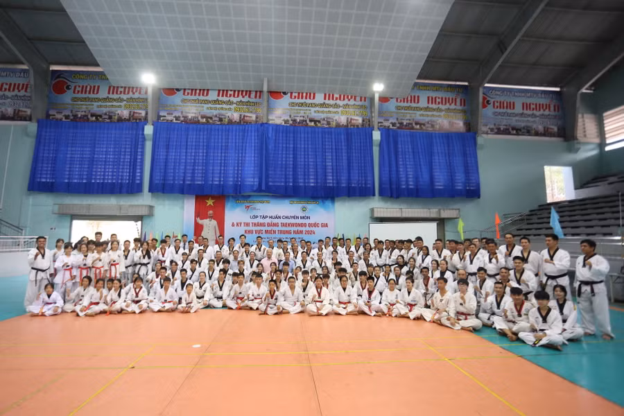 Gần 250 học viên tham gia lớp tập huấn và kỳ thi thăng đẳng lần này. Ảnh: Văn Ngọc Gần 250 học viên tham gia lớp tập huấn và kỳ thi thăng đẳng lần này. Ảnh: Văn Ngọc