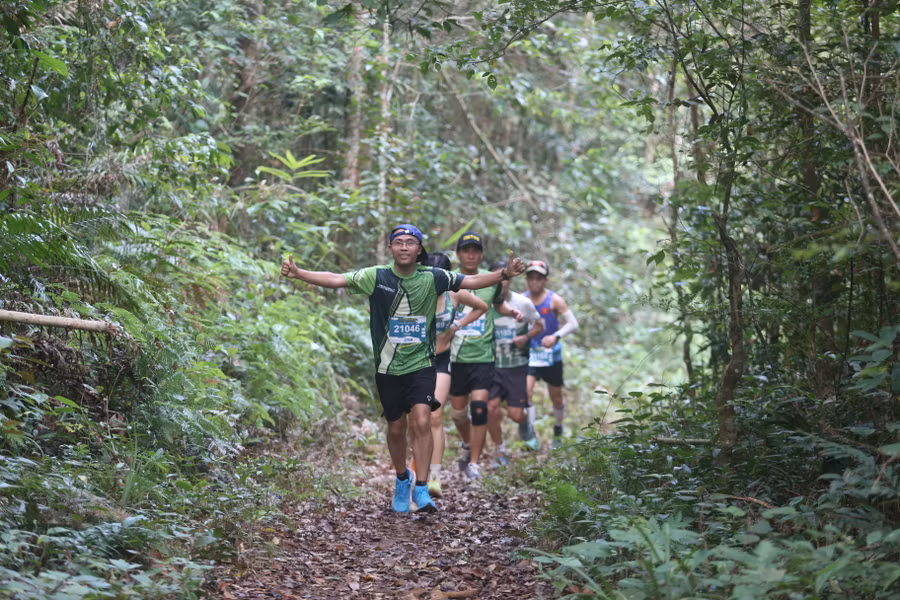 Cung đường của giải chạy dọc theo tuyến đường tuần tra rừng. Ảnh: Văn Ngọc