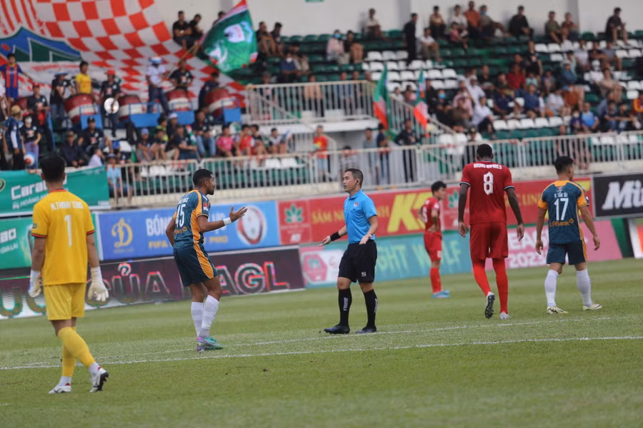 Trọng tài Mai Xuân Hùng khước từ quả phạt 11 m của LPBank HAGL. Ảnh: Văn Ngọc