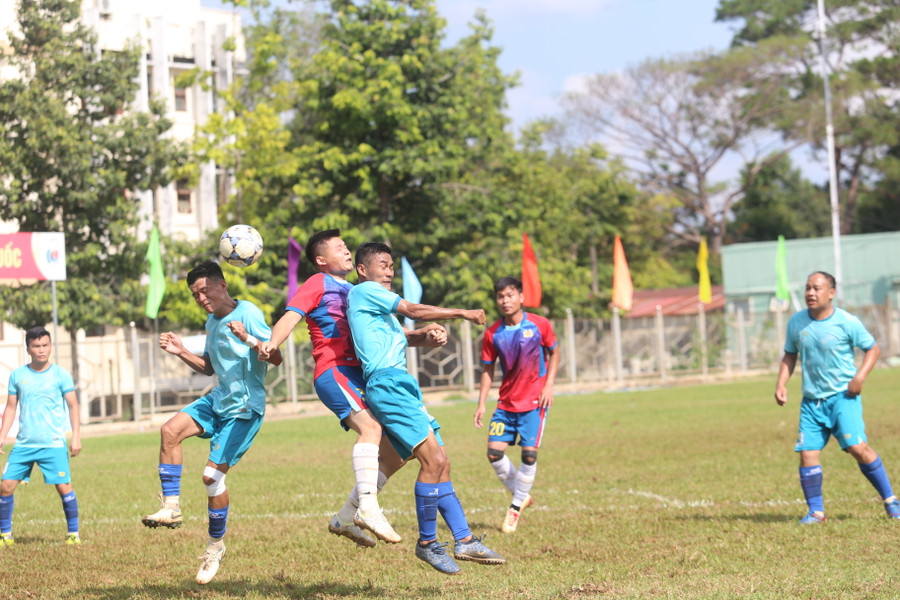 Trận đấu đã diễn ra gay cấn và quyết liệt. Ảnh: Văn Ngọc