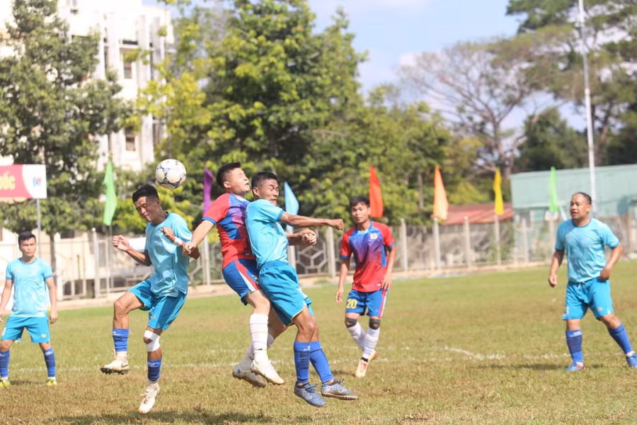 Trận đấu đã diễn ra gay cấn và quyết liệt. Ảnh: Văn Ngọc