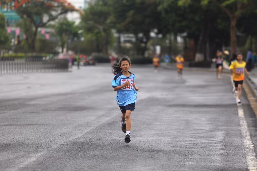 Cô gái 12 tuổi người Mường đã thể hiện tốc độ ấn tượng. Ảnh: Văn Ngọc