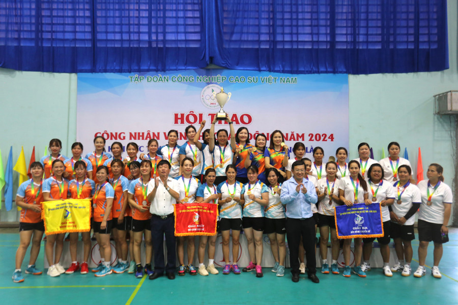 Ban tổ chức trao giải cho các đội bóng xuất sắc nhất ở môn bóng chuyền nữ. Ảnh: Văn Ngọc Ban tổ chức trao giải cho các đội bóng xuất sắc nhất ở môn bóng chuyền nữ. Ảnh: Văn Ngọc