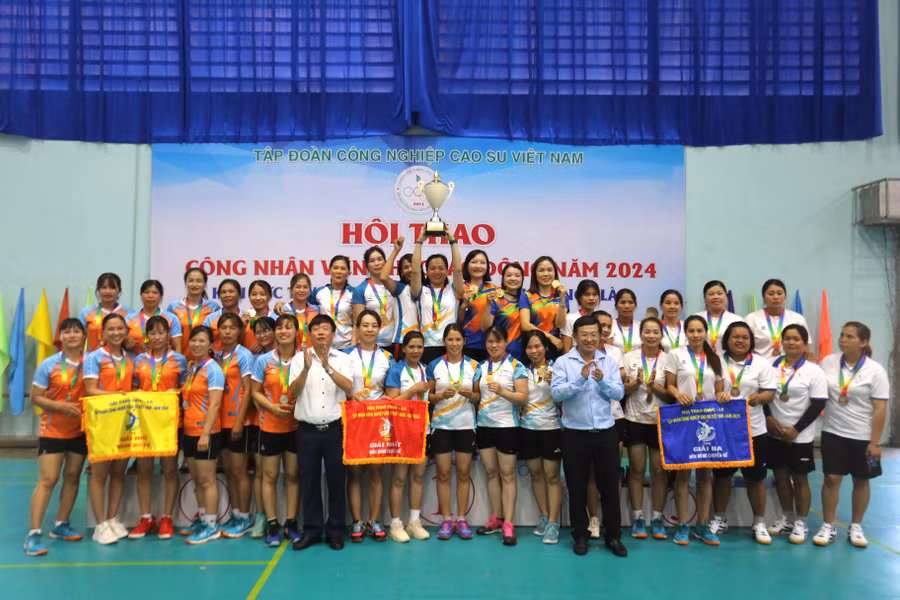 Ban tổ chức trao giải cho các đội bóng xuất sắc nhất ở môn bóng chuyền nữ. Ảnh: Văn Ngọc