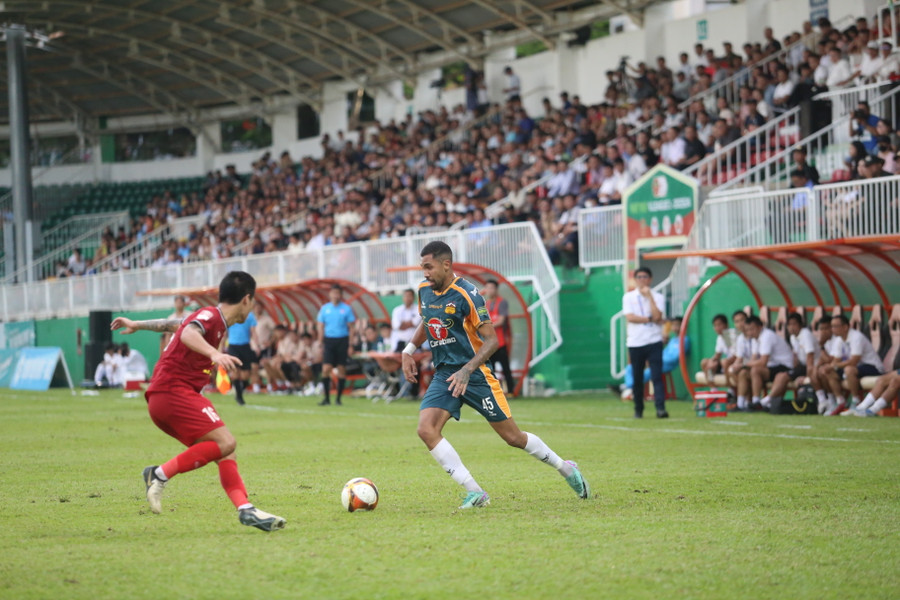 Joao Veras (phải) chơi thiếu hiệu quả trên hàng công của LPBank HAGL. Ảnh: Văn Ngọc