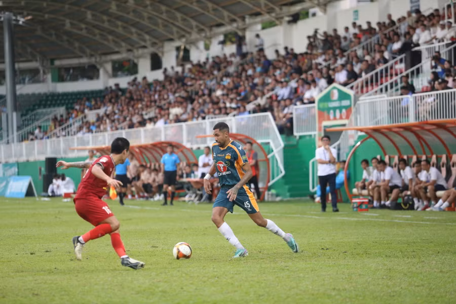 Joao Veras (phải) chơi thiếu hiệu quả trên hàng công của LPBank HAGL. Ảnh: Văn Ngọc