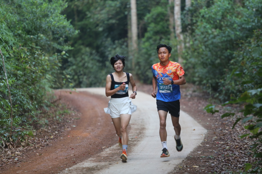 VĐV Nguyễn Thị Thảo (trái) đã giành giải nhất cự ly 21 km nữ. Ảnh: Văn Ngọc VĐV Nguyễn Thị Thảo (trái) đã giành giải nhất cự ly 21 km nữ. Ảnh: Văn Ngọc