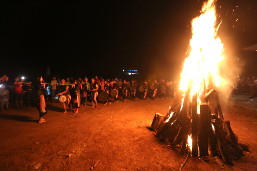 Du khách được thưởng thức màn biểu diễn cồng chiêng bên ánh lửa hồng. Ảnh: Văn Ngọc Du khách được thưởng thức màn biểu diễn cồng chiêng bên ánh lửa hồng. Ảnh: Văn Ngọc