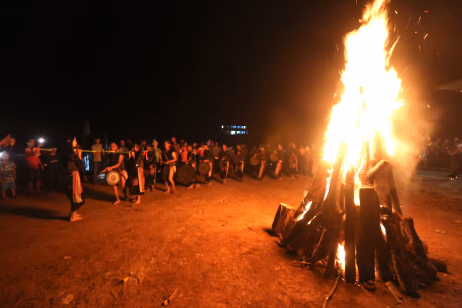 Du khách được thưởng thức màn biểu diễn cồng chiêng bên ánh lửa hồng. Ảnh: Văn Ngọc