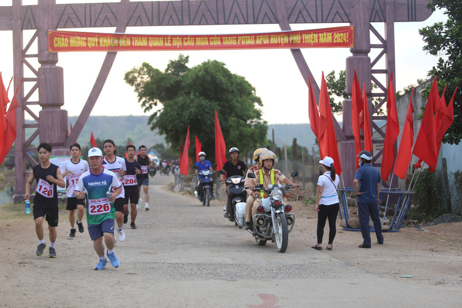 Cung đường của giải chạy đi qua khu Di tích lịch sử-văn hóa cấp quốc gia Plei Ơi. Ảnh: Văn Ngọc Cung đường của giải chạy đi qua khu Di tích lịch sử-văn hóa cấp quốc gia Plei Ơi. Ảnh: Văn Ngọc
