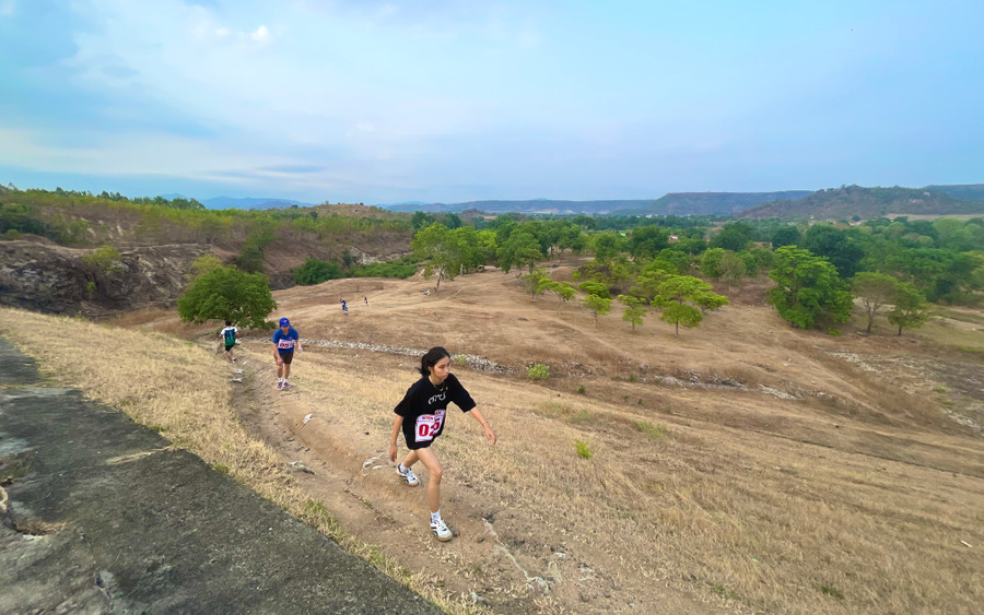 Các VĐV leo dốc để vượt lên đập Ayun Hạ. Ảnh: Văn Ngọc Các VĐV leo dốc để vượt lên đập Ayun Hạ. Ảnh: Văn Ngọc