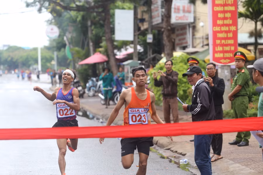 Màn cạnh tranh quyết liệt của các VĐV nam ở những mét cuối cùng. Ảnh: Văn Ngọc