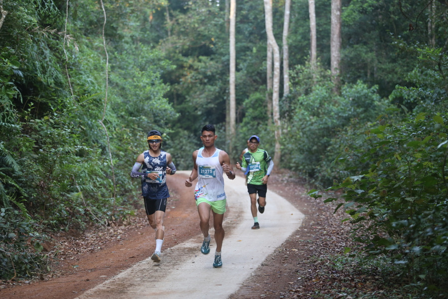 Chân chạy Võ Xuân Vĩnh (thứ 2 từ trái qua) đã giành giải nhất ở cự ly 21 km nam. Ảnh: Văn Ngọc Chân chạy Võ Xuân Vĩnh (thứ 2 từ trái qua) đã giành giải nhất ở cự ly 21 km nam. Ảnh: Văn Ngọc