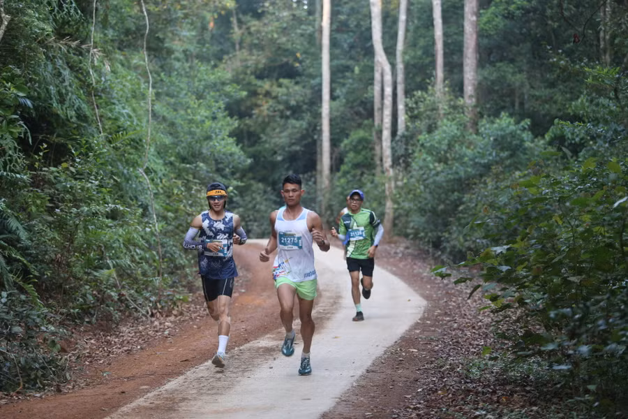 Chân chạy Võ Xuân Vĩnh (thứ 2 từ trái qua) đã giành giải nhất ở cự ly 21 km nam. Ảnh: Văn Ngọc