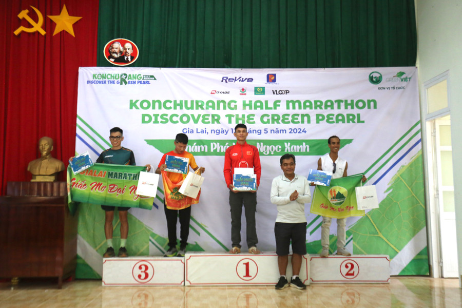 Các VĐV giành thành tích tốt nhất ở cự ly 21km nam. Ảnh: Văn Ngọc Các VĐV giành thành tích tốt nhất ở cự ly 21km nam. Ảnh: Văn Ngọc