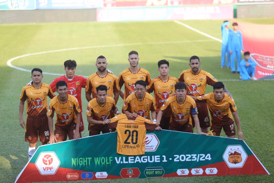 Các cầu thủ LPBank HAGL gửi lời động viên đến Bảo Toàn khi anh gặp chấn thương. Ảnh: Văn Ngọc