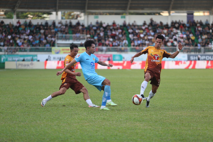 Hiệp 1 diễn ra với tiết tấu khá chậm. Ảnh: Văn Ngọc