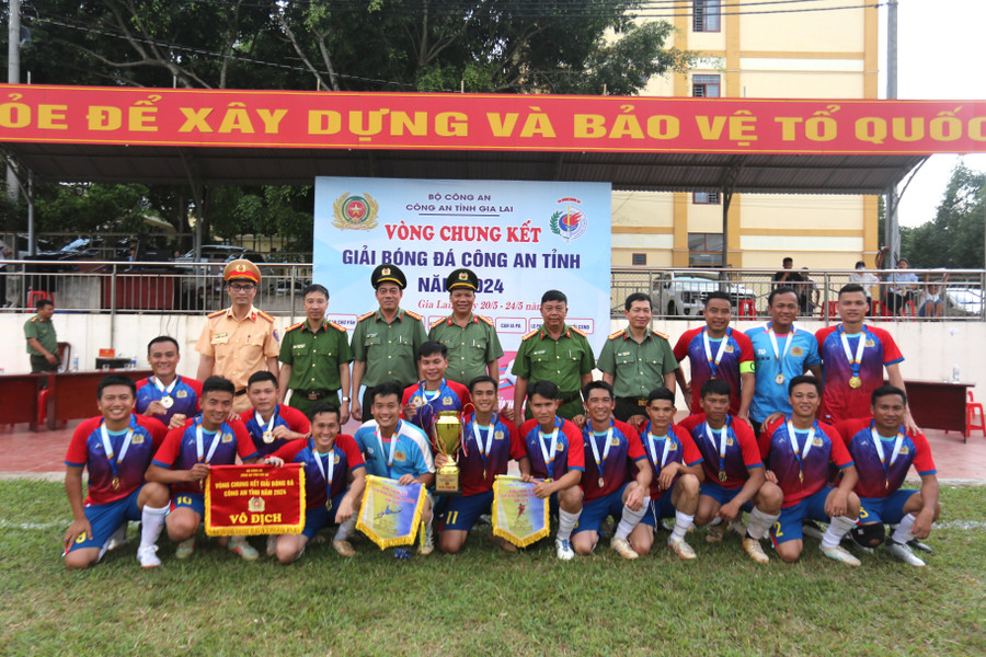 Trận đấu đã diễn ra gay cấn và quyết liệt. Ảnh: Văn Ngọc