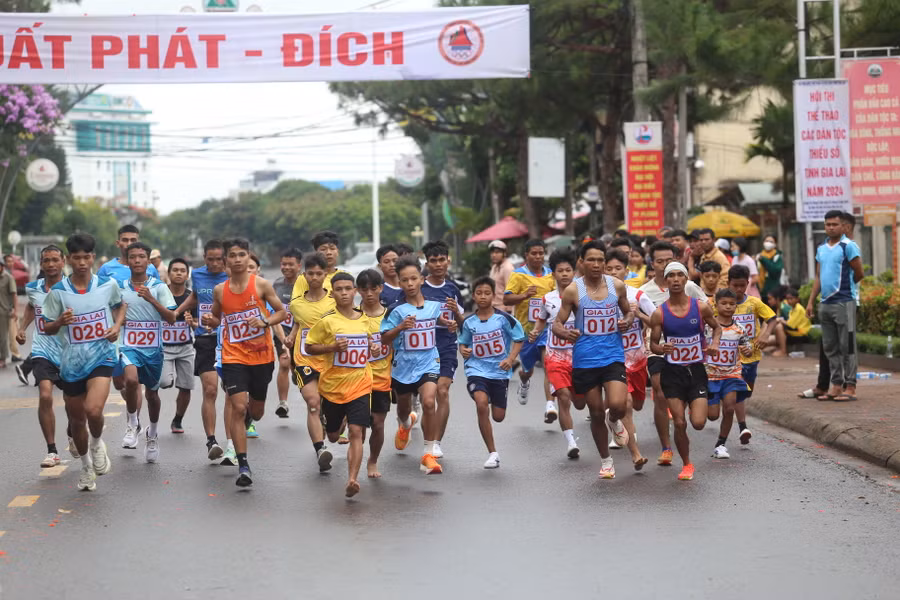 41 VĐV nam thi đấu ở cự ly 5 km. Ảnh: Văn Ngọc