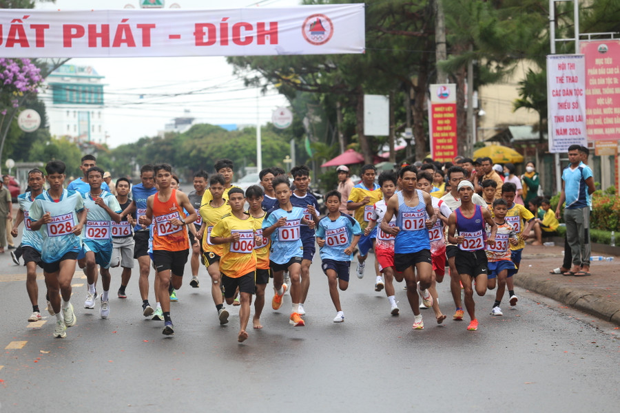 41 VĐV nam thi đấu ở cự ly 5 km. Ảnh: Văn Ngọc 41 VĐV nam thi đấu ở cự ly 5 km. Ảnh: Văn Ngọc