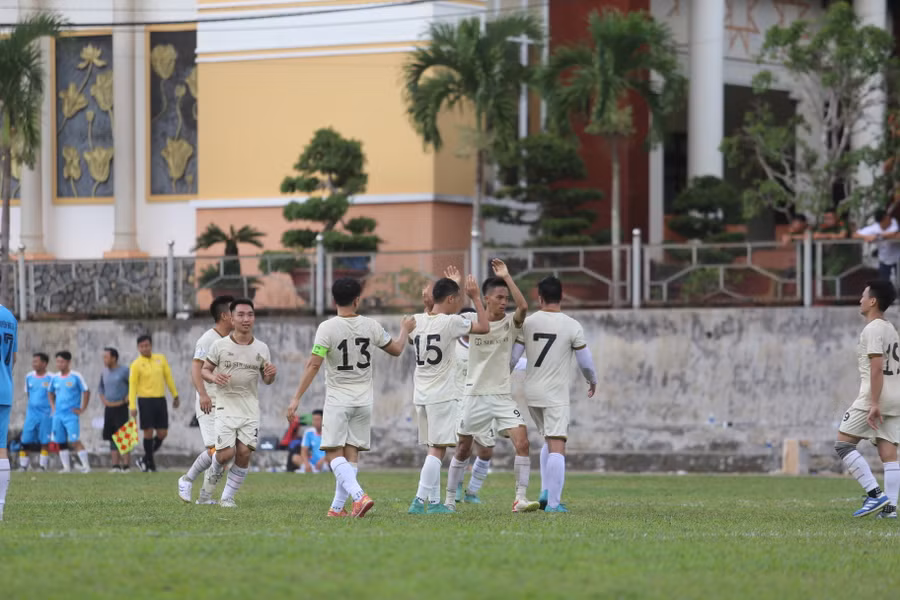 Công an huyện Ia Pa có 2 lần vươn lên dẫn trước nhưng không thể bảo toàn chiến thắng. Ảnh: Văn Ngọc