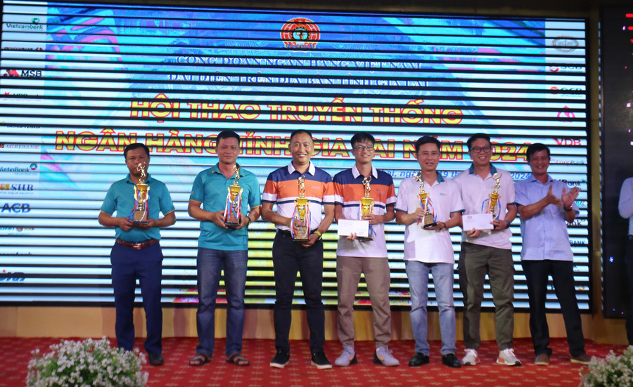 Các VĐV xuất sắc nhất ở nội dung đôi nam dưới 45 ở môn quần vợt. Ảnh: Văn Ngọc