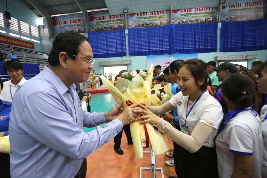 Lãnh đạo Tập đoàn Công nghiệp Cao su Việt Nam tặng hoa các đoàn tham gia Hội thao. Ảnh: Văn Ngọc Lãnh đạo Tập đoàn Công nghiệp Cao su Việt Nam tặng hoa các đoàn tham gia Hội thao. Ảnh: Văn Ngọc