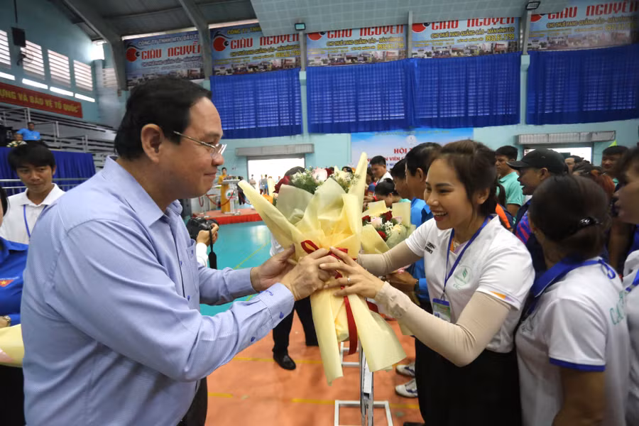 Lãnh đạo Tập đoàn Công nghiệp Cao su Việt Nam tặng hoa các đoàn tham gia Hội thao. Ảnh: Văn Ngọc