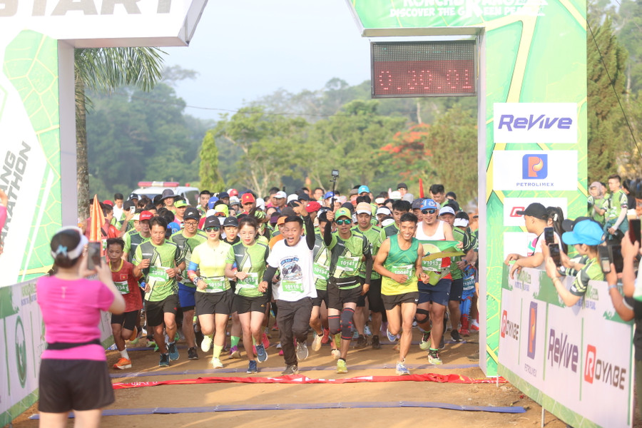 Các VĐV xuất phát ở cự ly 10km. Ảnh: Văn Ngọc Các VĐV xuất phát ở cự ly 10km. Ảnh: Văn Ngọc