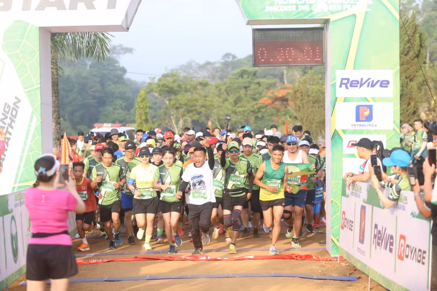 Các VĐV xuất phát ở cự ly 10km. Ảnh: Văn Ngọc