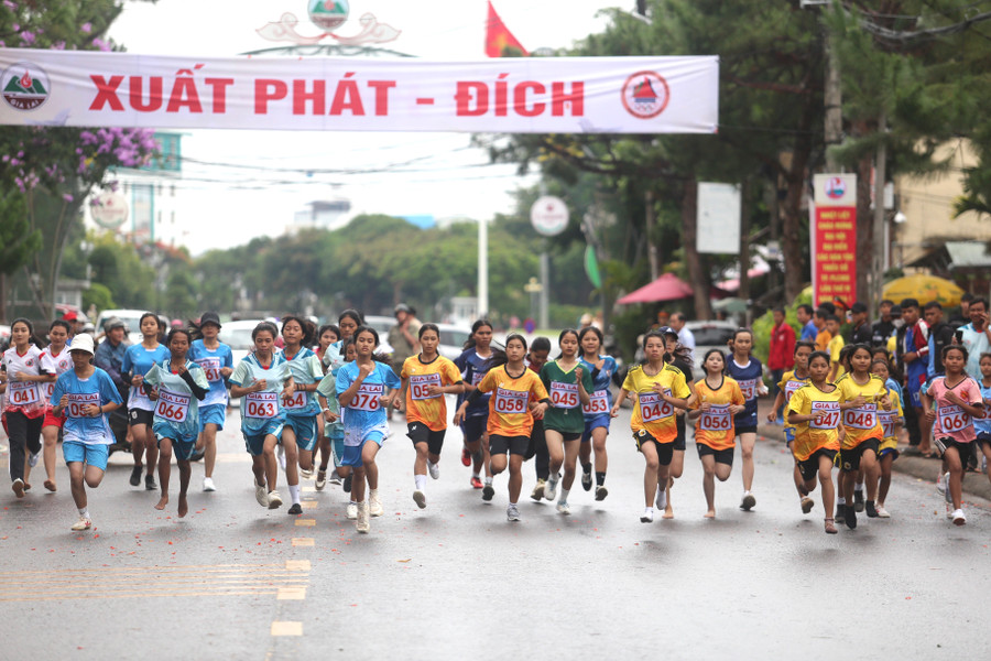 39 VĐV nữ tranh tài ở cự ly 3 km. Ảnh: Văn Ngọc 39 VĐV nữ tranh tài ở cự ly 3 km. Ảnh: Văn Ngọc